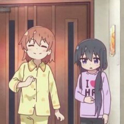 女子踹人前被保安关车门夹腿